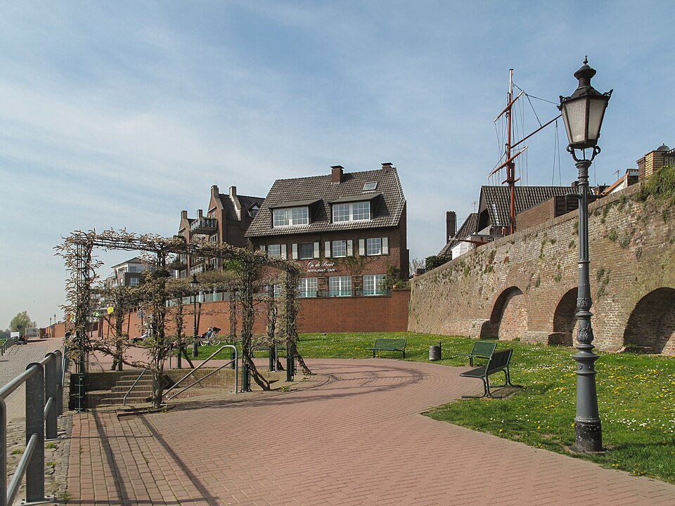 Umzug von Rees nach Zypern per Palette: Rees, bij de voormalige stadsmuur – Foto: Michielverbeek, CC BY-SA 3.0, via Wikimedia Commons Umzug von Rees nach Zypern per Palette: Rees, bij de voormalige stadsmuur