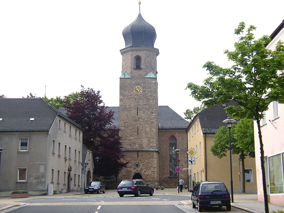 Umzug von Rehau nach Zypern per Container: Rehau Pfarrkirche – Foto: me, Public domain, via Wikimedia Commons Umzug von Rehau nach Zypern per Container: Rehau Pfarrkirche