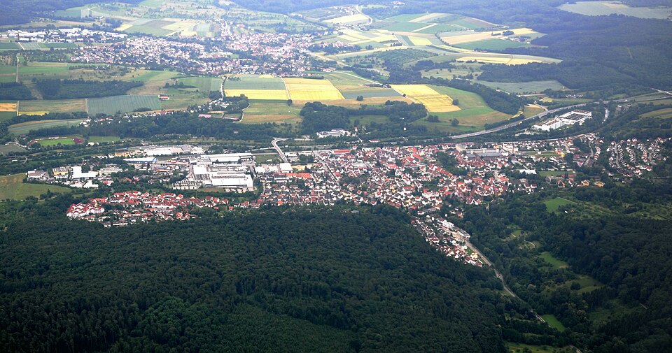 Umzug von Reichenbach an der Fils nach Zypern per Container: Reichenbach an der Fils Luftbild – Foto: Photo: Andreas Praefcke, Public domain, via Wikimedia Commons Umzug von Reichenbach an der Fils nach Zypern per Container: Reichenbach an der Fils Luftbild