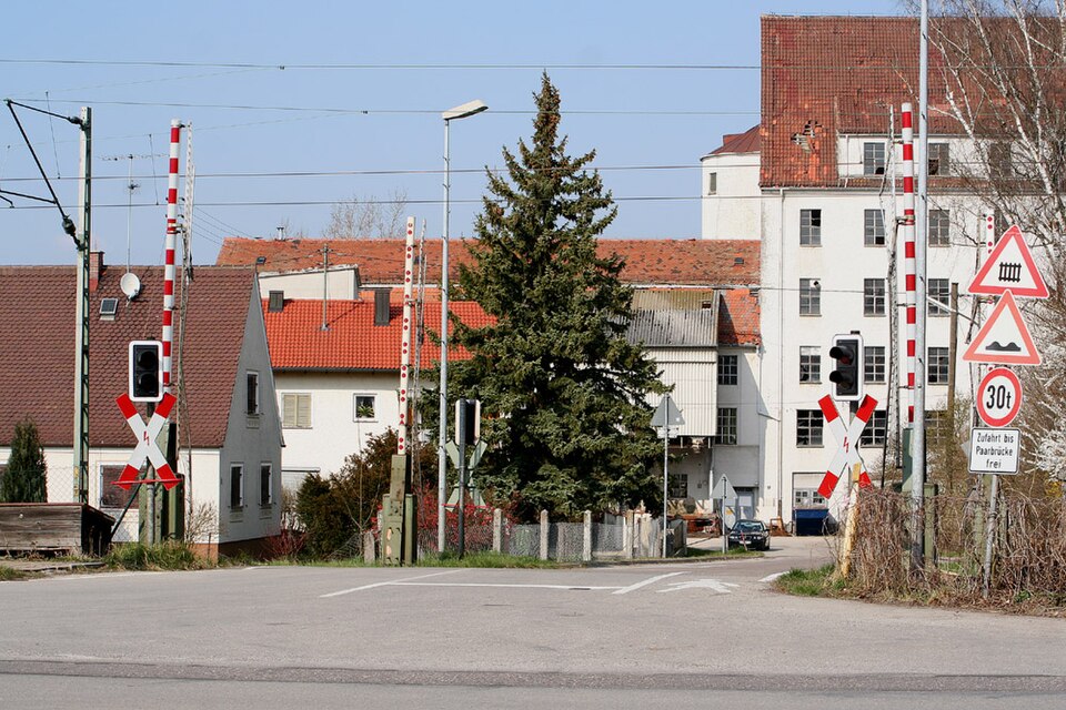 Umzug von Reichertshofen nach Zypern per Container: BÜ Reichertshofen – Foto: Sebastian Terfloth User:Sese_Ingolstadt, CC BY-SA 2.5, via Wikimedia Commons Umzug von Reichertshofen nach Zypern per Container: BÜ Reichertshofen