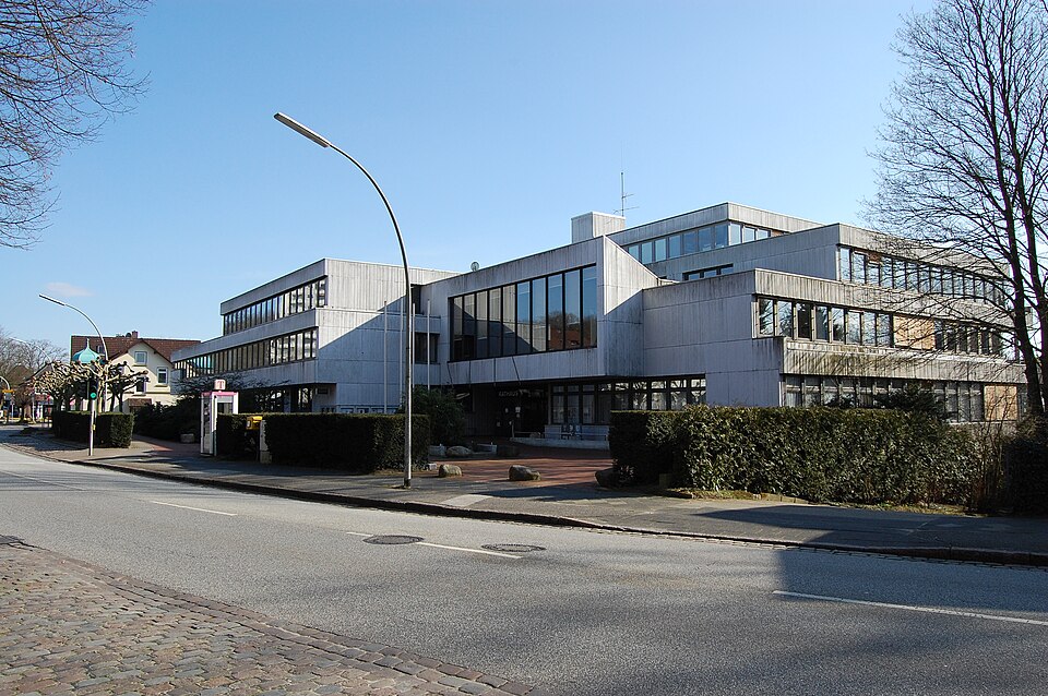 Umzug von Reinbek nach Zypern per Container: Reinbeker Rathaus – Foto: IqRS, CC BY-SA 3.0, via Wikimedia Commons Umzug von Reinbek nach Zypern per Container: Reinbeker Rathaus