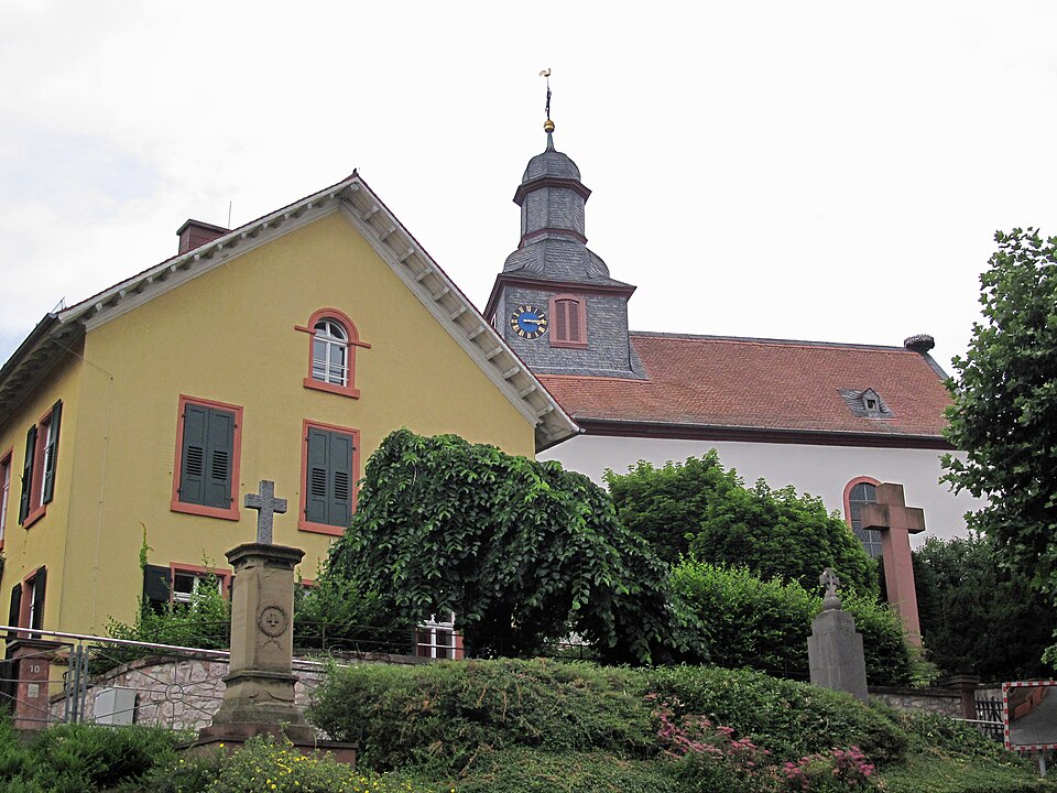 Umzug von Reinheim nach Zypern per Container: Reinheim Spachbruecken Kirche – Foto: Vadder Pemm at de.wikipedia, Public domain, via Wikimedia Commons Umzug von Reinheim nach Zypern per Container: Reinheim Spachbruecken Kirche