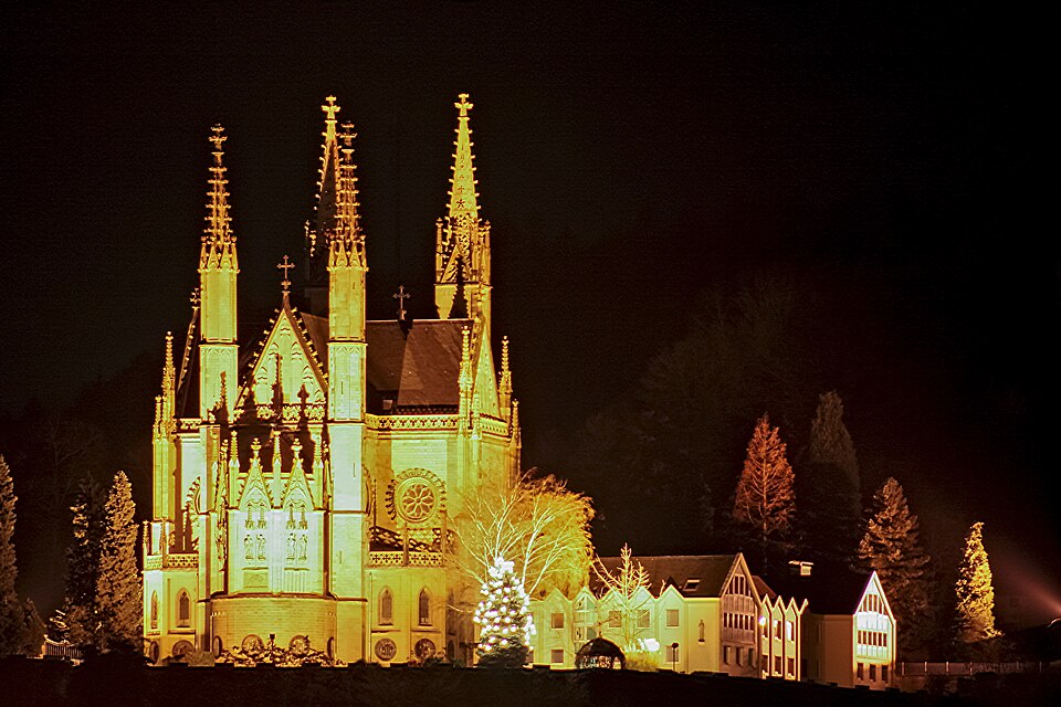 Umzug von Remagen nach Zypern per Container: Apollinariskirche Remagen nachts – Foto: Gernot Ingo Vazquez Vazquez, CC BY 3.0, via Wikimedia Commons Umzug von Remagen nach Zypern per Container: Apollinariskirche Remagen nachts