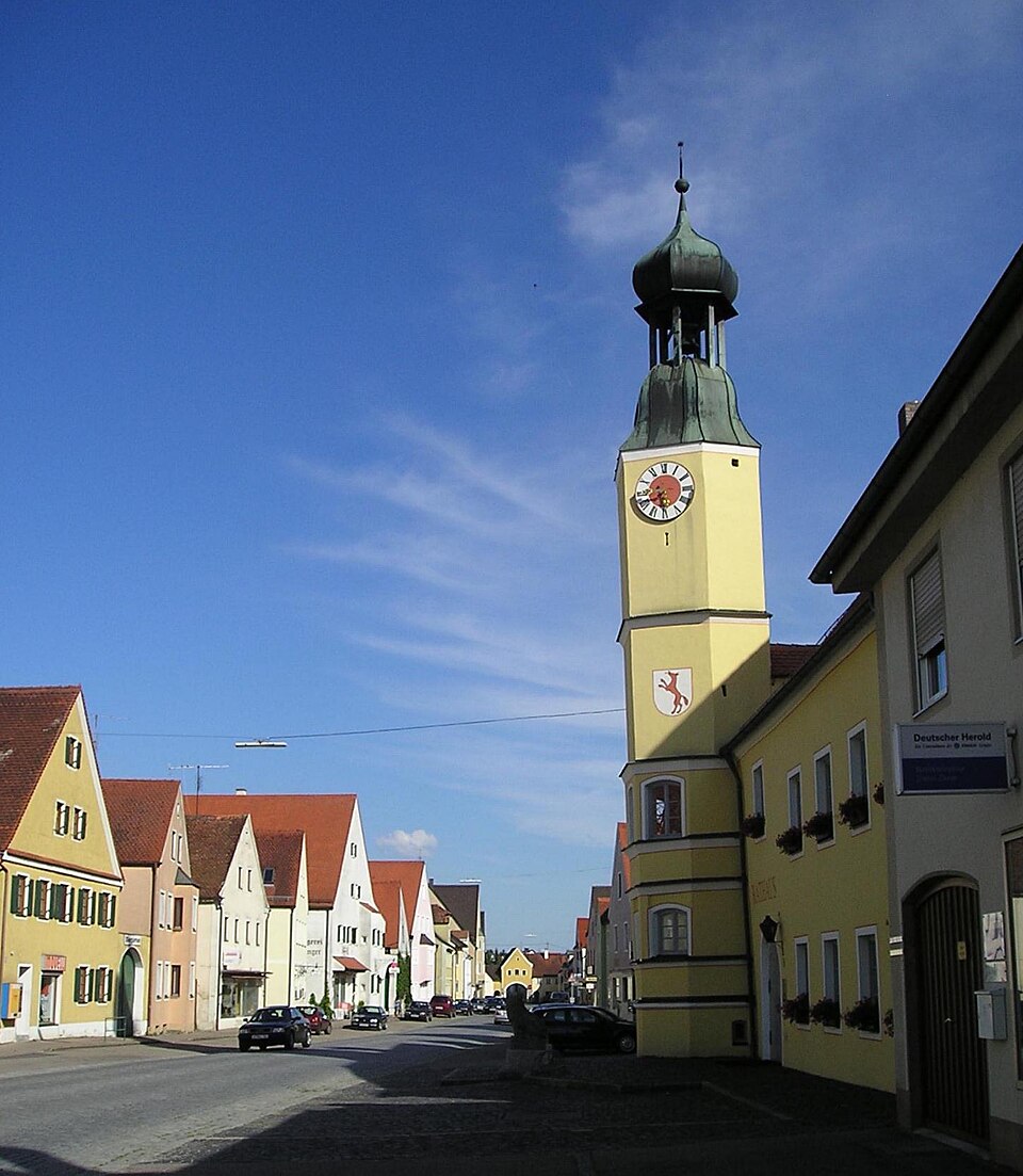 Umzug von Rennertshofen nach Zypern per Palette: Rennertshofen mit Rathausturm – Foto: KBWEi, Public domain, via Wikimedia Commons Umzug von Rennertshofen nach Zypern per Palette: Rennertshofen mit Rathausturm