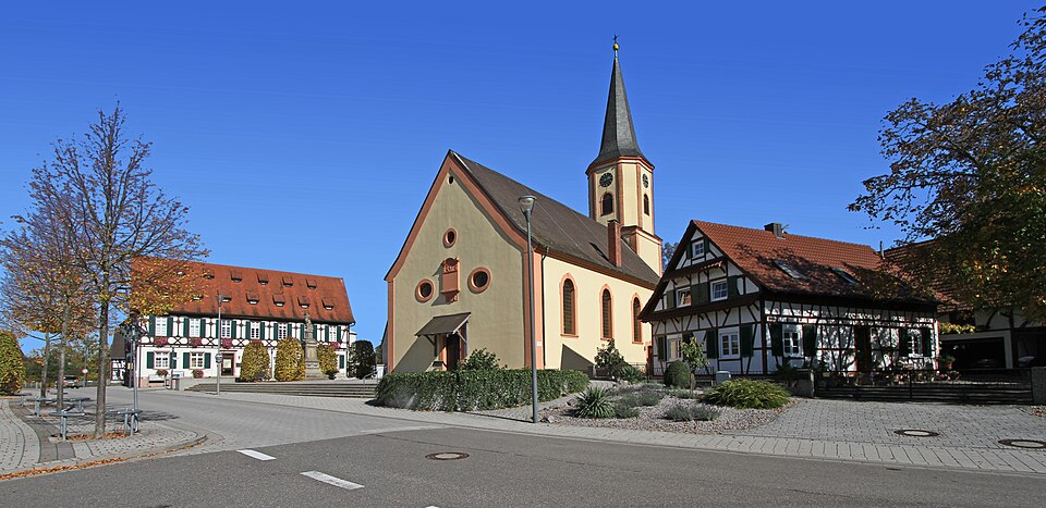 Umzug von Rheinau nach Zypern per Container: Georg-gje – Foto: Gerd Eichmann, CC BY-SA 4.0, via Wikimedia Commons Umzug von Rheinau nach Zypern per Container: Georg-gje