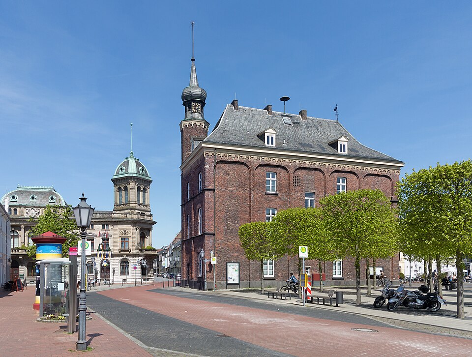 Umzug von Rheinberg nach Zypern per Container: Rheinberg, das Altes Rathaus en Stammhaus und ehemalige Fabrikationsgebäude de – Foto: Michielverbeek, CC BY-SA 4.0, via Wikimedia Commons Umzug von Rheinberg nach Zypern per Container: Rheinberg, das Altes Rathaus en Stammhaus und ehemalige Fabrikationsgebäude de