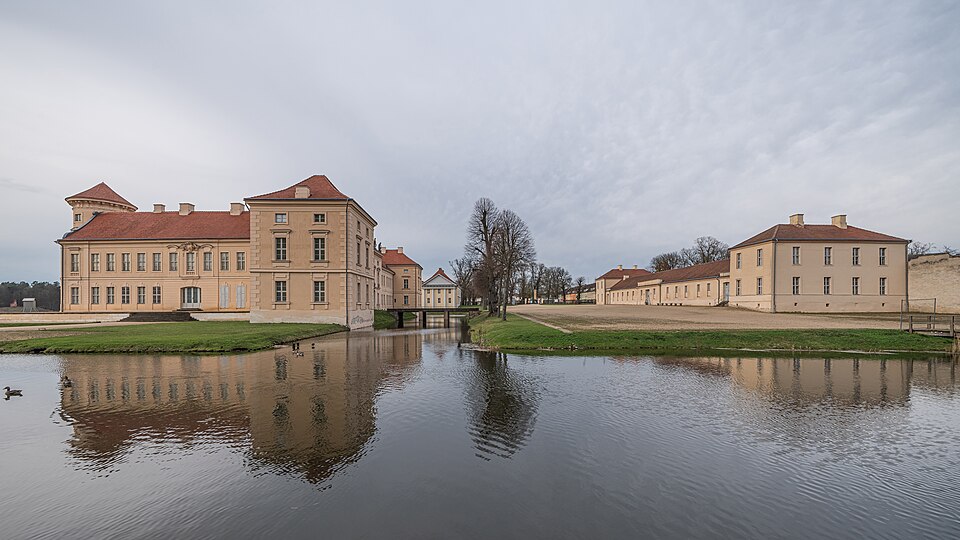 Umzug von Rheinsberg nach Zypern per Palette: Rheinsberg Schloss und Park – Foto: A.Savin, FAL, via Wikimedia Commons Umzug von Rheinsberg nach Zypern per Palette: Rheinsberg Schloss und Park
