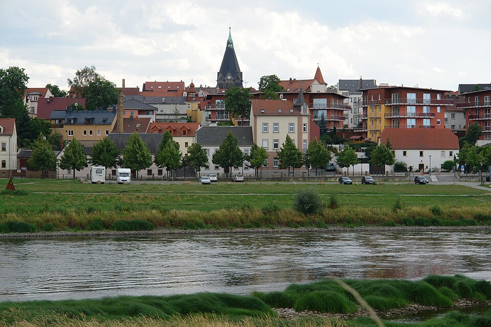 Umzug von Riesa nach Zypern per Container: Riesa Elbansicht – Foto: User:Kolossos, CC BY-SA 3.0, via Wikimedia Commons Umzug von Riesa nach Zypern per Container: Riesa Elbansicht