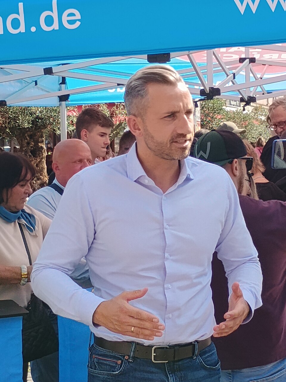 Umzug von Röbel nach Zypern per Container: AfD Ulrich Siegmund in Röbel – Foto: Roy Zuo, CC BY-SA 4.0, via Wikimedia Commons Umzug von Röbel nach Zypern per Container: AfD Ulrich Siegmund in Röbel