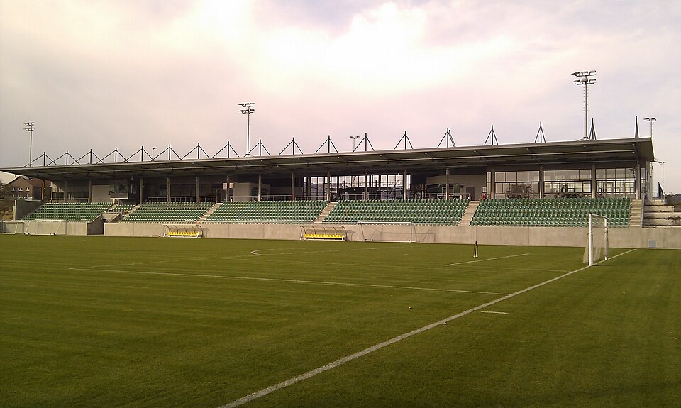 Umzug von Rödinghausen nach Zypern per Container: Rödinghausen. Häcker Wiehenstadion – Foto: TUBS, Public domain, via Wikimedia Commons Umzug von Rödinghausen nach Zypern per Container: Rödinghausen. Häcker Wiehenstadion