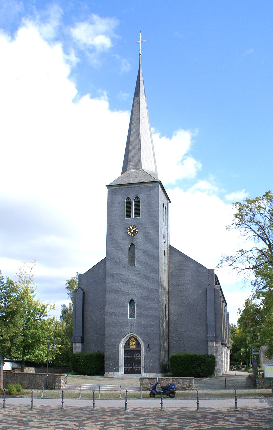 Umzug von Roetgen nach Zypern per Container: Roetgen Hauptstraße Katholische Hallenkirche – Foto: Caronna, CC BY-SA 3.0, via Wikimedia Commons Umzug von Roetgen nach Zypern per Container: Roetgen Hauptstraße Katholische Hallenkirche