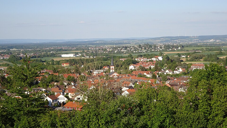 Umzug von Roßdorf nach Zypern per Container: Roßdorf vom Rehberg – Foto: Thiotrix, CC BY-SA 4.0, via Wikimedia Commons Umzug von Roßdorf nach Zypern per Container: Roßdorf vom Rehberg