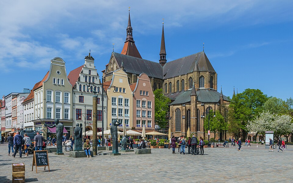 Umzug von Rostock nach Zypern per Container: Rostock NeuerMarkt – Foto: A.Savin, FAL, via Wikimedia Commons Umzug von Rostock nach Zypern per Container: Rostock NeuerMarkt