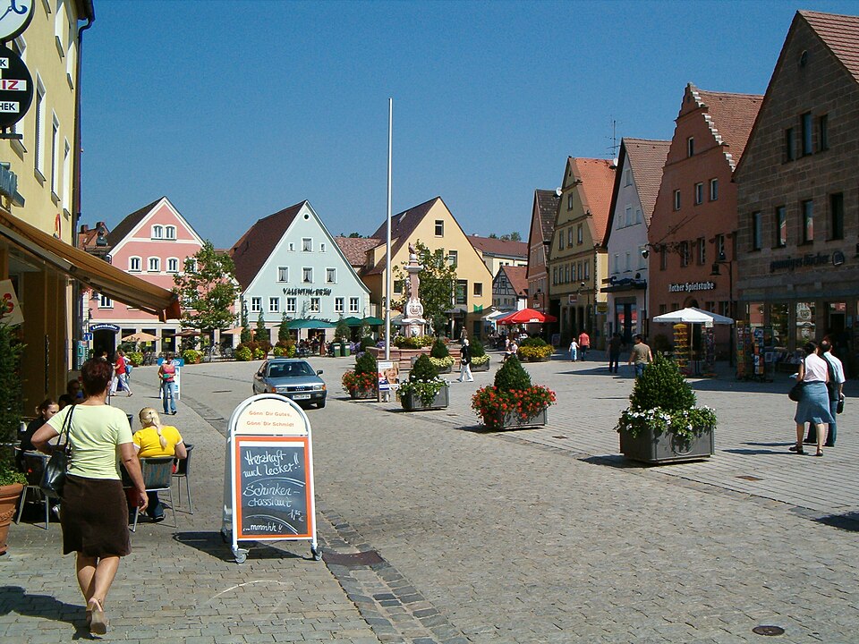 Umzug von Roth nach Zypern per Container: Roth (Mittelfranken) Marktplatz – Foto: GZoST, Public domain, via Wikimedia Commons Umzug von Roth nach Zypern per Container: Roth (Mittelfranken) Marktplatz