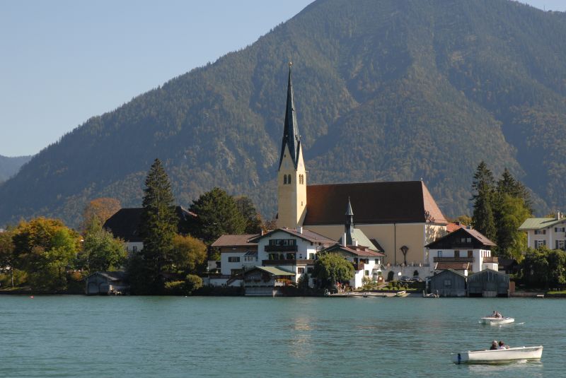 Umzug von Rottach-Egern nach Zypern per Container: St. Laurentius Rottach-Egern – Foto: Götz A. Primke, CC BY-SA 2.5, via Wikimedia Commons Umzug von Rottach-Egern nach Zypern per Container: St. Laurentius Rottach-Egern