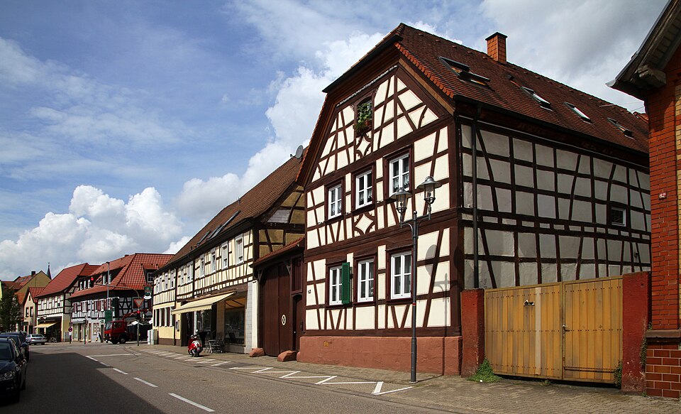 Umzug von Rülzheim nach Zypern per Container: Ortsstr in Rülzheim – Foto: Gerd Eichmann, CC BY-SA 4.0, via Wikimedia Commons Umzug von Rülzheim nach Zypern per Container: Ortsstr in Rülzheim