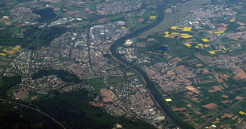 Umzug von Rüsselsheim am Main nach Zypern per Palette: Ruesselsheim Luftbild in Rüsselsheim am Main – Foto: Toksave, CC BY-SA 3.0, via Wikimedia Commons Umzug von Rüsselsheim am Main nach Zypern per Palette: Ruesselsheim Luftbild in Rüsselsheim am Main