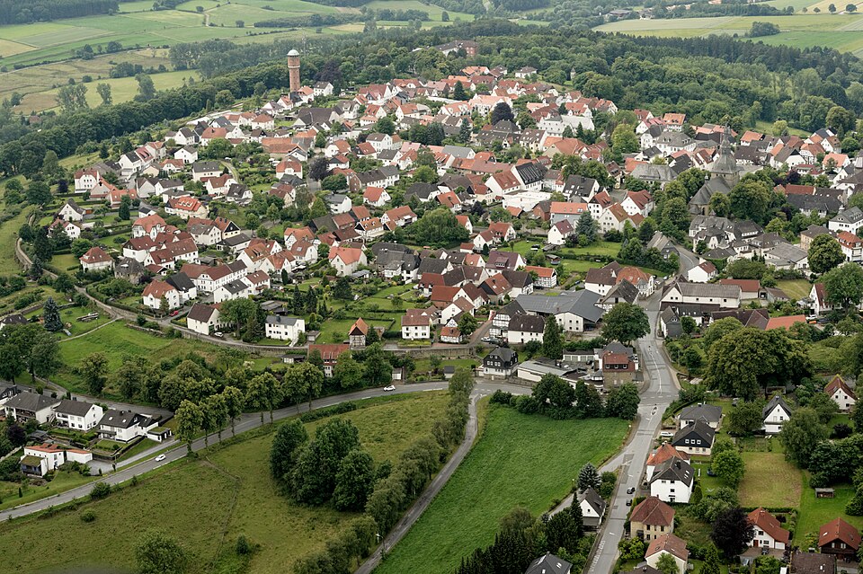 Umzug von Rüthen nach Zypern per Container: Rüthen mit Stadtmauer – Foto: Michael Kramer, CC BY-SA 3.0, via Wikimedia Commons Umzug von Rüthen nach Zypern per Container: Rüthen mit Stadtmauer