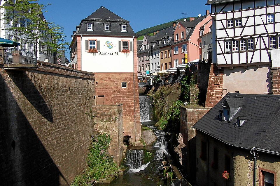 Umzug von Saarburg nach Zypern per Container: Saarburg Wasserfall – Foto: Berthold Werner, CC BY-SA 3.0, via Wikimedia Commons Umzug von Saarburg nach Zypern per Container: Saarburg Wasserfall