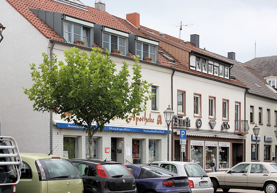 Umzug von Saarwellingen nach Zypern per Container: Saarwellingen, houses on the Schloßstraße – Foto: Dguendel, CC BY 3.0, via Wikimedia Commons Umzug von Saarwellingen nach Zypern per Container: Saarwellingen, houses on the Schloßstraße