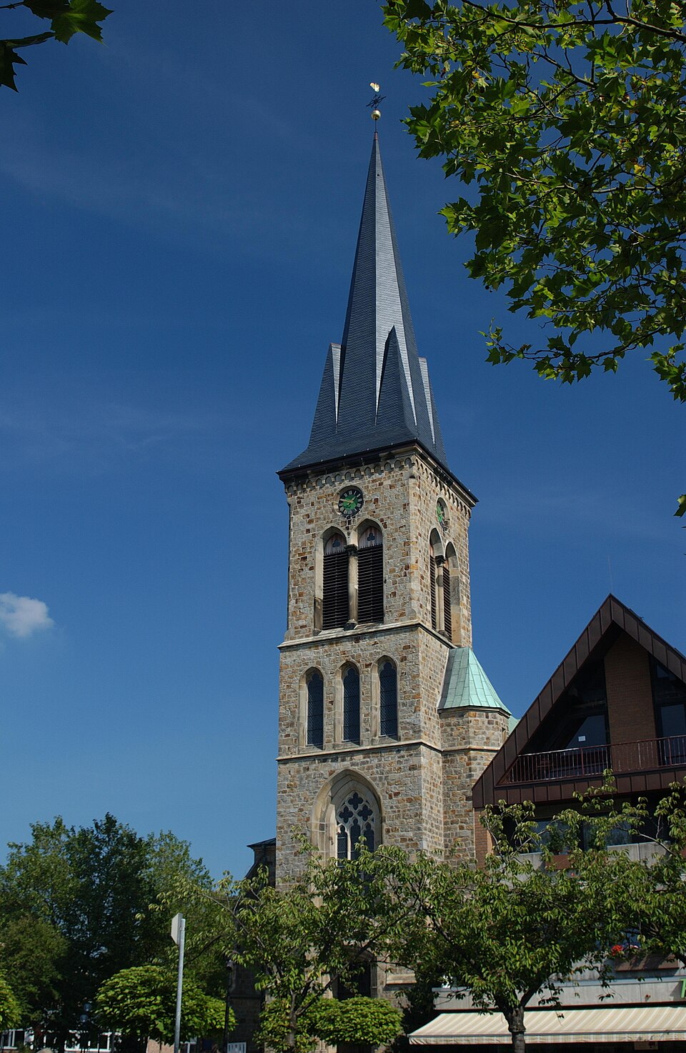 Umzug von Salzbergen nach Zypern per Container: Kirche St. Cyriakus Salzbergen, Frontansicht, Juli – Foto: Salzbergener, Public domain, via Wikimedia Commons Umzug von Salzbergen nach Zypern per Container: Kirche St. Cyriakus Salzbergen, Frontansicht, Juli