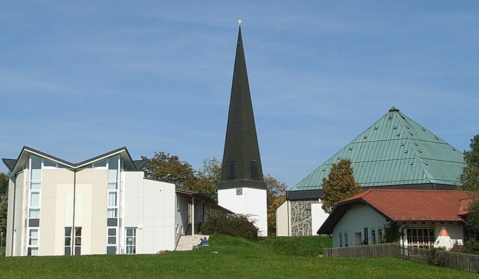Umzug von Salzweg nach Zypern per Container: Pfarrkirche Salzweg – Foto: Konrad Lackerbeck, CC BY-SA 3.0, via Wikimedia Commons Umzug von Salzweg nach Zypern per Container: Pfarrkirche Salzweg