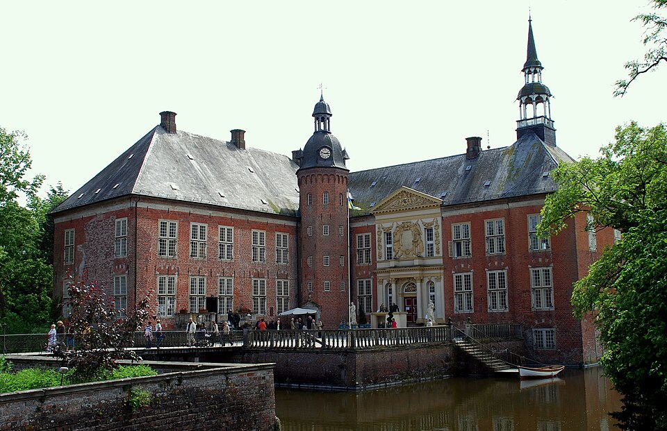 Umzug von Sande nach Zypern per Container: Wasserschloss Gödens in Sande – Foto: Ref-lit, CC BY-SA 3.0, via Wikimedia Commons Umzug von Sande nach Zypern per Container: Wasserschloss Gödens in Sande