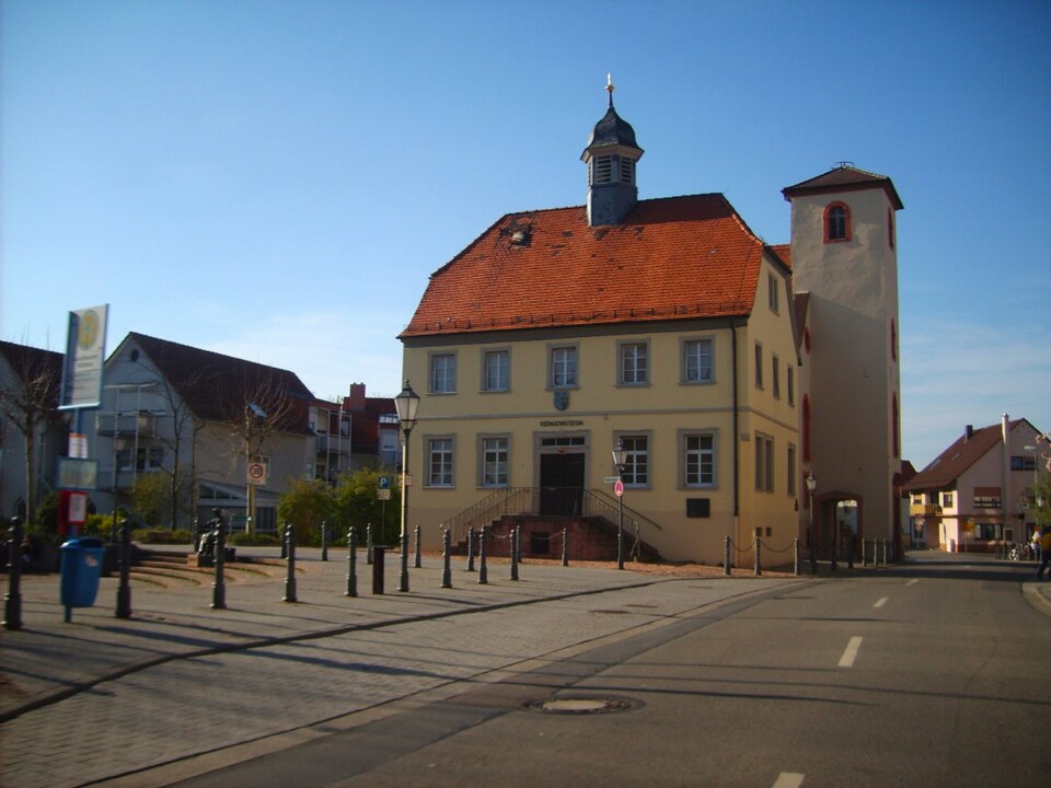 Umzug von Sandhausen nach Zypern per Palette: Sandhausen Altes Rathaus – Foto: Pitichinaccio, Public domain, via Wikimedia Commons Umzug von Sandhausen nach Zypern per Palette: Sandhausen Altes Rathaus