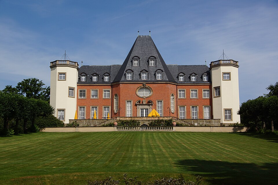 Umzug von Sankt Augustin nach Zypern per Container: Schloss Birlinghoven in Sankt Augustin – Foto: Tohma, CC BY-SA 4.0, via Wikimedia Commons Umzug von Sankt Augustin nach Zypern per Container: Schloss Birlinghoven in Sankt Augustin