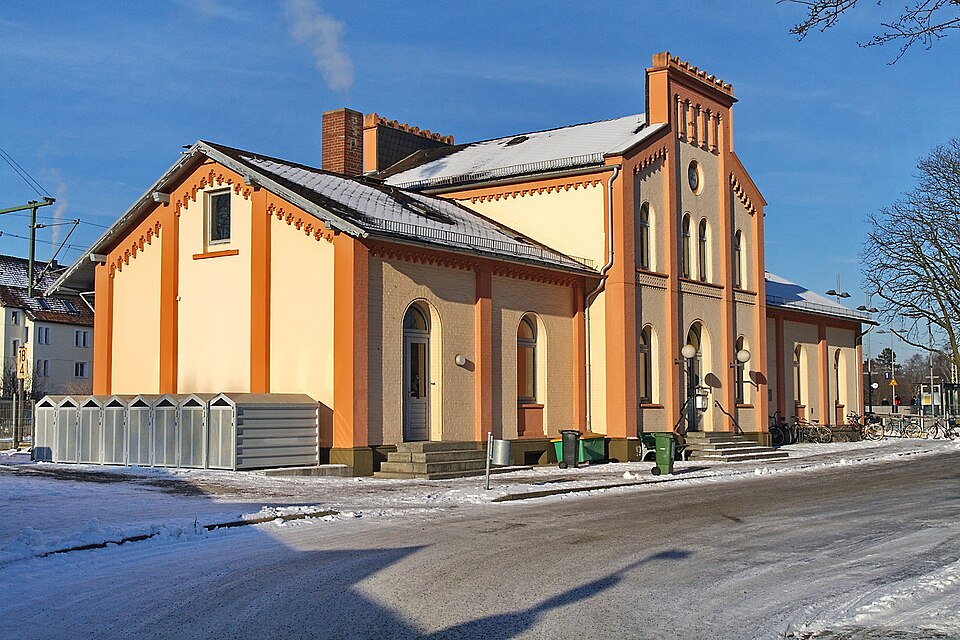 Umzug von Sarstedt nach Zypern per Container: Bahnhof Sarstedt rIMG – Foto: losch, Attribution, via Wikimedia Commons Umzug von Sarstedt nach Zypern per Container: Bahnhof Sarstedt rIMG