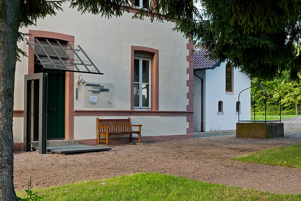 Umzug von Sasbach nach Zypern per Container: Turenne Museum in Sasbach – Foto: metallissimus, CC BY-SA 3.0, via Wikimedia Commons Umzug von Sasbach nach Zypern per Container: Turenne Museum in Sasbach