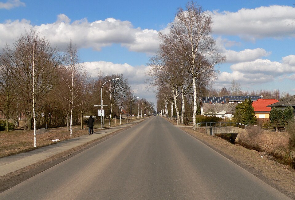 Umzug von Sassenburg nach Zypern per Container: Neudorf Platendorf Dorfstrasse in Sassenburg – Foto: Axel Hindemith, CC BY 3.0, via Wikimedia Commons Umzug von Sassenburg nach Zypern per Container: Neudorf Platendorf Dorfstrasse in Sassenburg