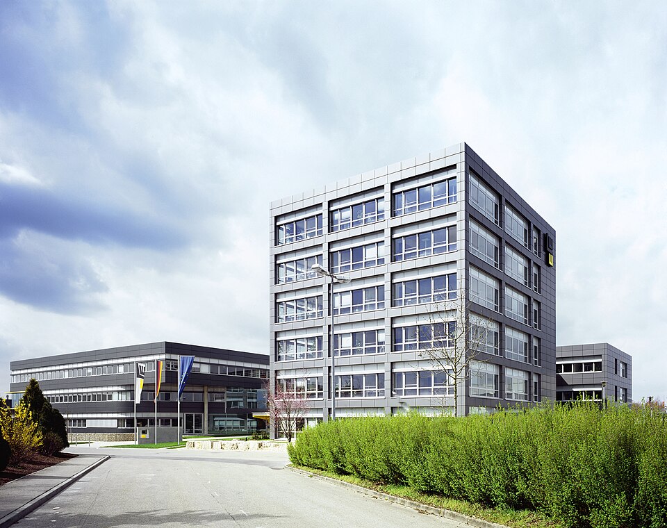 Umzug von Satteldorf nach Zypern per Container: LEONHARD WEISS Satteldorf – Foto: KoLeo, CC BY-SA 3.0 de, via Wikimedia Commons Umzug von Satteldorf nach Zypern per Container: LEONHARD WEISS Satteldorf