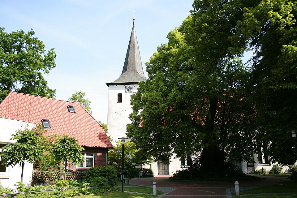 Umzug von Scheeßel nach Zypern per Container: Sankt Lukas-Gerichtslinde ies in Scheeßel – Foto: Frank Vincentz, CC BY-SA 3.0, via Wikimedia Commons Umzug von Scheeßel nach Zypern per Container: Sankt Lukas-Gerichtslinde ies in Scheeßel