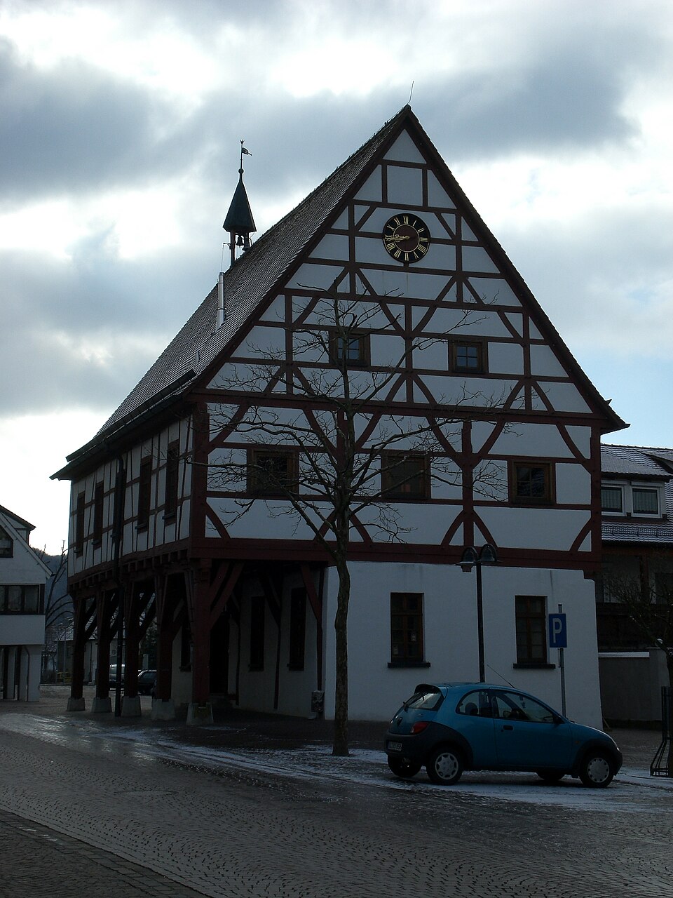 Umzug von Schelklingen nach Zypern per Palette: Altes Rathaus Schelklingen – Foto: Alexander Förstner, CC BY-SA 3.0, via Wikimedia Commons Umzug von Schelklingen nach Zypern per Palette: Altes Rathaus Schelklingen