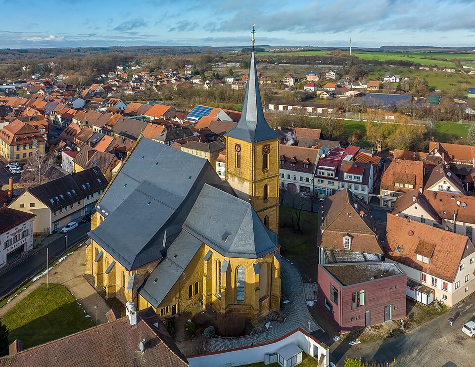 Umzug von Scheßlitz nach Zypern per Container: Scheßlitz St. Kilian Luftbild- -RM – Foto: Ermell, CC BY-SA 4.0, via Wikimedia Commons Umzug von Scheßlitz nach Zypern per Container: Scheßlitz St. Kilian Luftbild- -RM