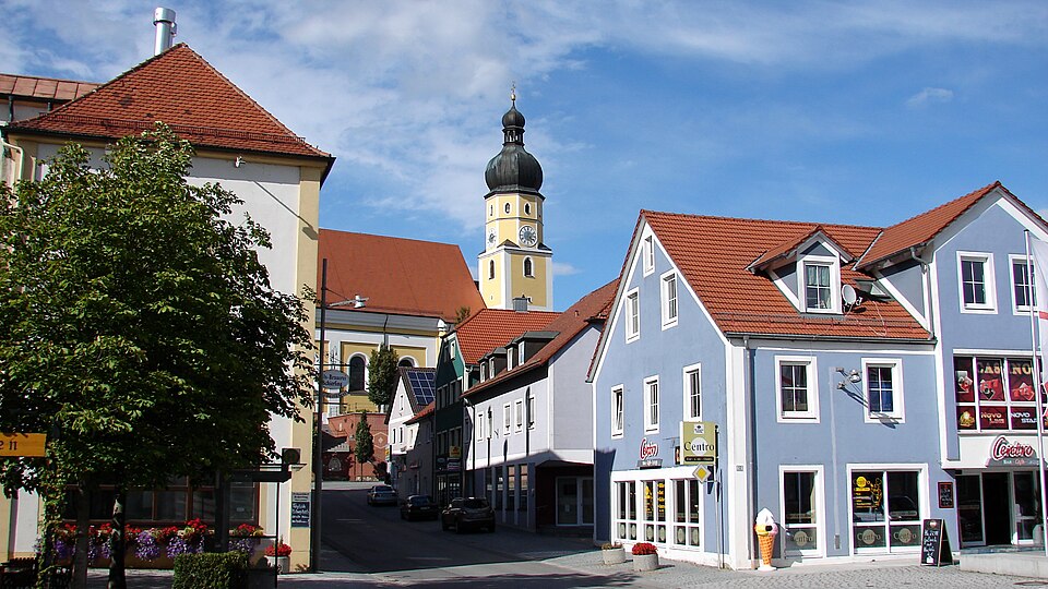 Umzug von Schierling nach Zypern per Container: Schierling Rathausplatz – Foto: H. Helmlechner, CC BY-SA 3.0, via Wikimedia Commons Umzug von Schierling nach Zypern per Container: Schierling Rathausplatz