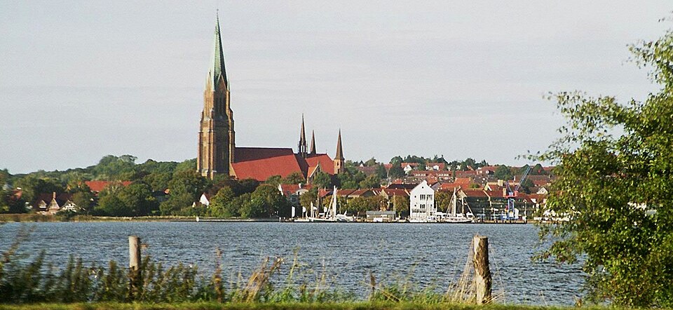 Umzug von Schleswig nach Zypern per Container: Stadtansicht Schleswig – Foto: Wikitour, CC BY-SA 3.0, via Wikimedia Commons Umzug von Schleswig nach Zypern per Container: Stadtansicht Schleswig