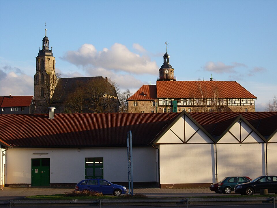 Umzug von Schleusingen nach Zypern per Container: Bertholdsburg & Johanniskirche in Schleusingen – Foto: Besserwisser1791 at German Wikipedia, CC BY-SA 2.0 de, via Wikimedia Commons Umzug von Schleusingen nach Zypern per Container: Bertholdsburg & Johanniskirche in Schleusingen