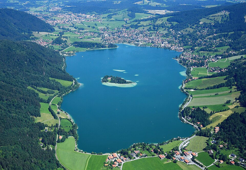 Umzug von Schliersee nach Zypern per Container: Aerial image of the Schliersee (view from the south) – Foto: Carsten Steger, CC BY-SA 4.0, via Wikimedia Commons Umzug von Schliersee nach Zypern per Container: Aerial image of the Schliersee (view from the south)