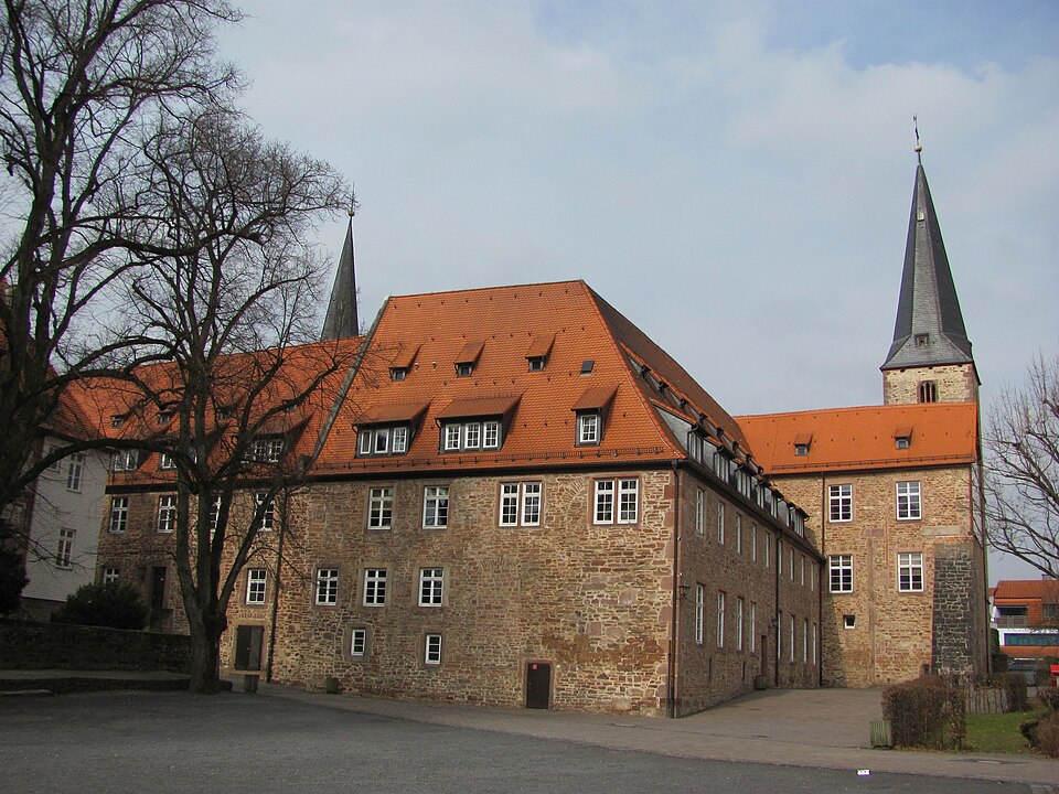 Umzug von Schlüchtern nach Zypern per Container: Kloster Schlüchtern Südseite – Foto: Reinhard Dietrich, CC0, via Wikimedia Commons Umzug von Schlüchtern nach Zypern per Container: Kloster Schlüchtern Südseite