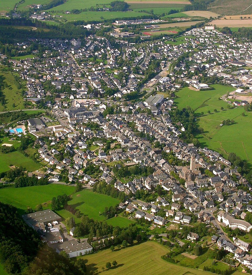 Umzug von Schmallenberg nach Zypern per Container: Schmallenberg from above – Foto: El Grafo, CC BY-SA 3.0, via Wikimedia Commons Umzug von Schmallenberg nach Zypern per Container: Schmallenberg from above