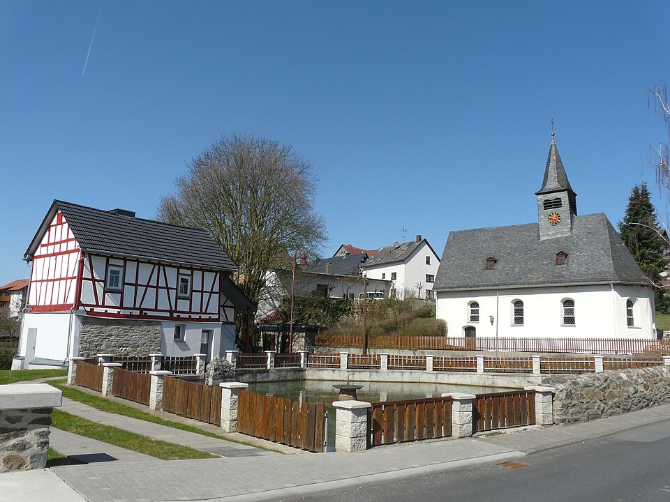 Umzug von Schöffengrund nach Zypern per Container: Brandweiher Oberquembach in Schöffengrund – Foto: Philipp Trümper, CC BY 3.0, via Wikimedia Commons Umzug von Schöffengrund nach Zypern per Container: Brandweiher Oberquembach in Schöffengrund