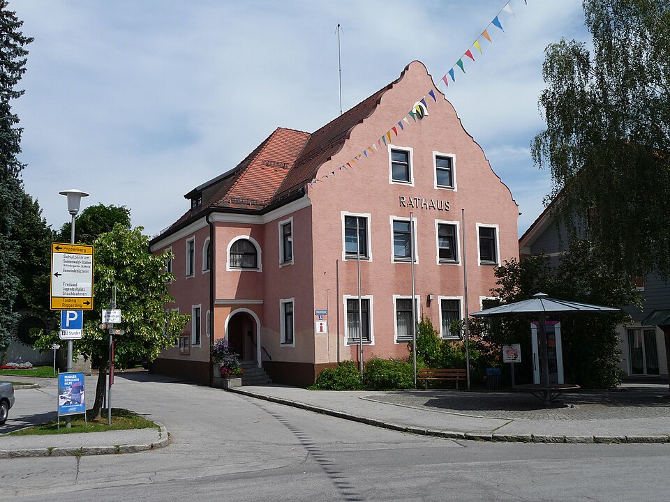Umzug von Schöllnach nach Zypern per Container: Rathaus Schöllnach – Foto: Konrad Lackerbeck, CC BY 3.0, via Wikimedia Commons Umzug von Schöllnach nach Zypern per Container: Rathaus Schöllnach