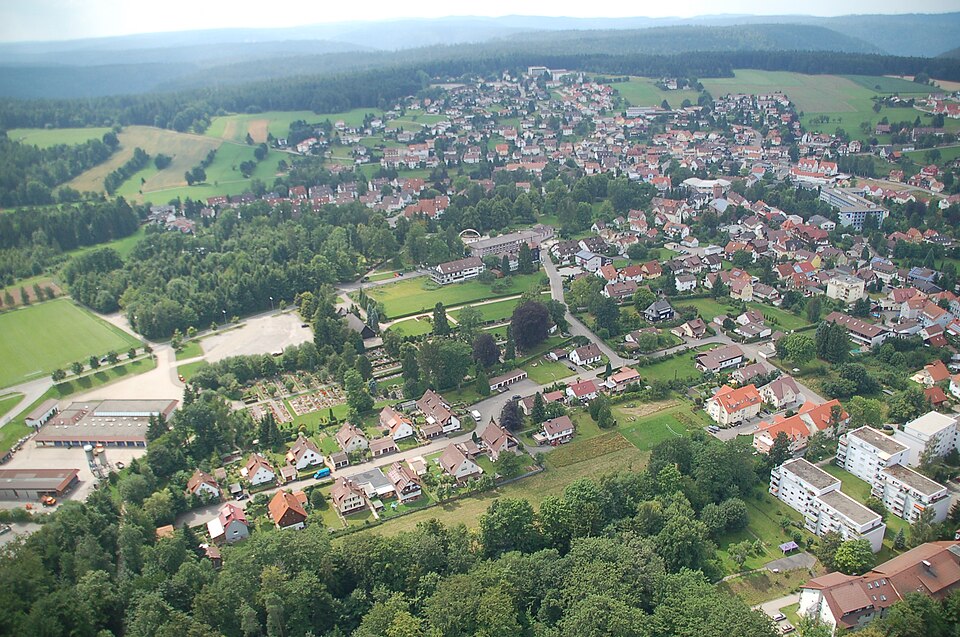 Umzug von Schömberg nach Zypern per Container: Blick über Schömberg – Foto: Bauernor, CC BY-SA 3.0, via Wikimedia Commons Umzug von Schömberg nach Zypern per Container: Blick über Schömberg