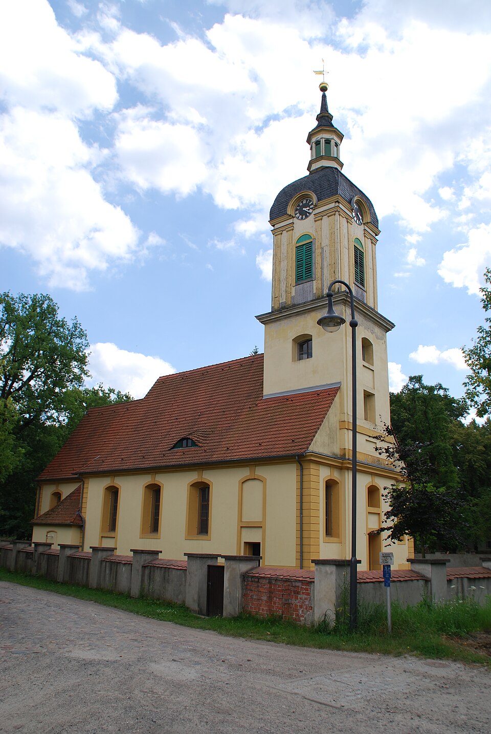 Umzug von Schöneiche nach Zypern per Container: Schlosskirche Schöneiche – Foto: Marcus Cyron, CC BY-SA 3.0, via Wikimedia Commons Umzug von Schöneiche nach Zypern per Container: Schlosskirche Schöneiche
