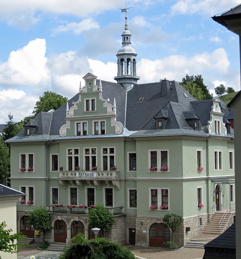 Umzug von Schönheide nach Zypern per Container: Rathaus Schöheide in Schönheide – Foto: Klaaschwotzer, CC BY-SA 3.0, via Wikimedia Commons Umzug von Schönheide nach Zypern per Container: Rathaus Schöheide in Schönheide