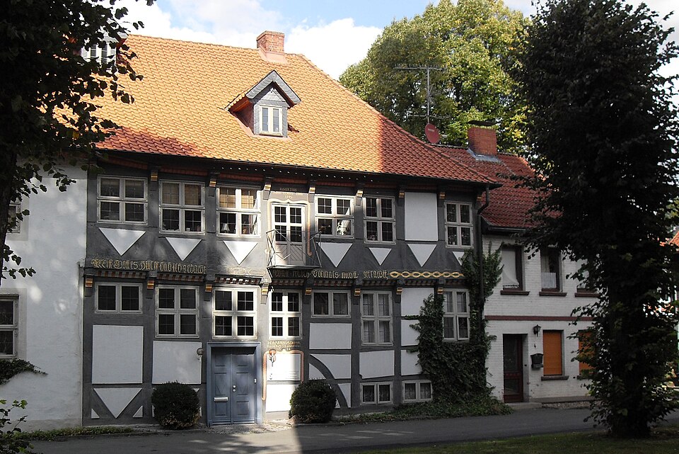 Umzug von Schöppenstedt nach Zypern per Palette: Schoeppenstedt fachwerk in Schöppenstedt – Foto: Elmschrat, CC BY-SA 3.0, via Wikimedia Commons Umzug von Schöppenstedt nach Zypern per Palette: Schoeppenstedt fachwerk in Schöppenstedt