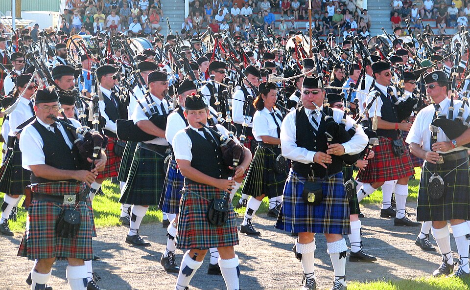 Umzug von Schotten nach Zypern per Container: Massed bands in Schotten – Foto: D. Gordon E. Robertson, CC BY-SA 3.0, via Wikimedia Commons Umzug von Schotten nach Zypern per Container: Massed bands in Schotten