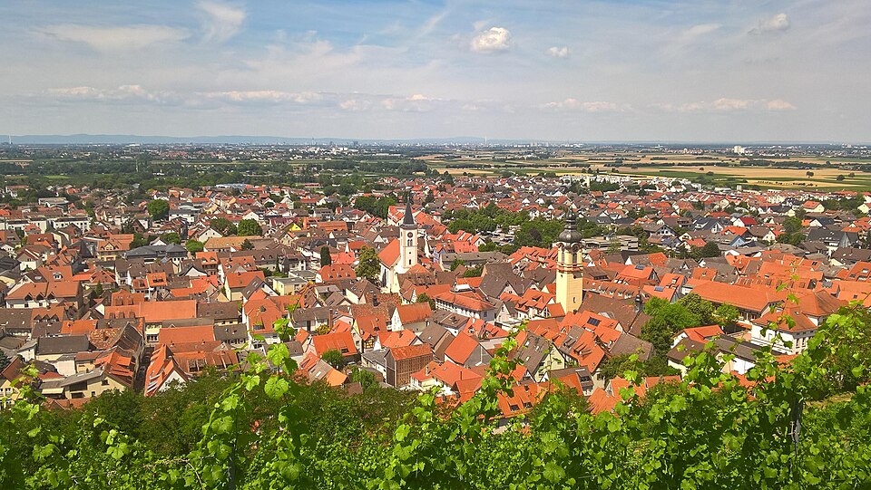 Umzug von Schriesheim nach Zypern per Container: Landappbw Kurpfalzblick Schriesheim – Foto: Roland Knobloch, CC0, via Wikimedia Commons Umzug von Schriesheim nach Zypern per Container: Landappbw Kurpfalzblick Schriesheim